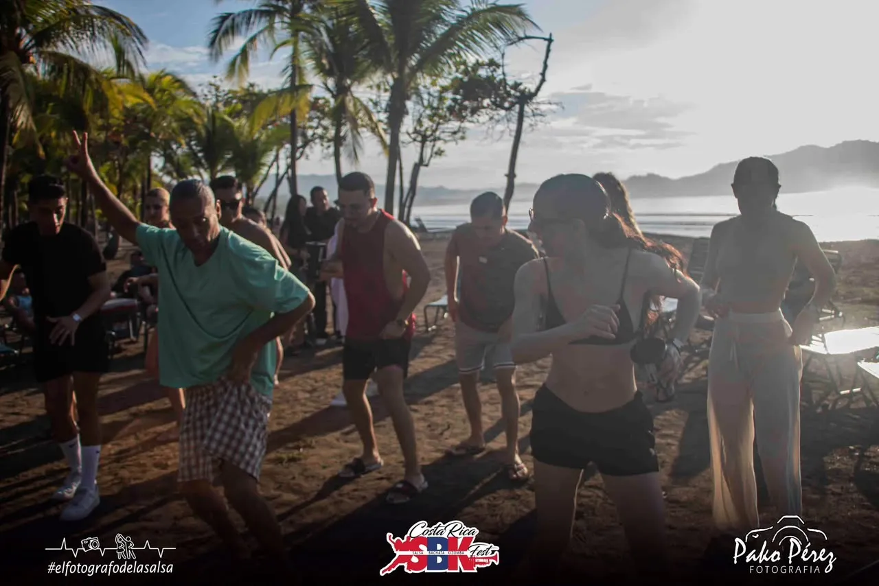 Bailando en la playa al caer la tarde