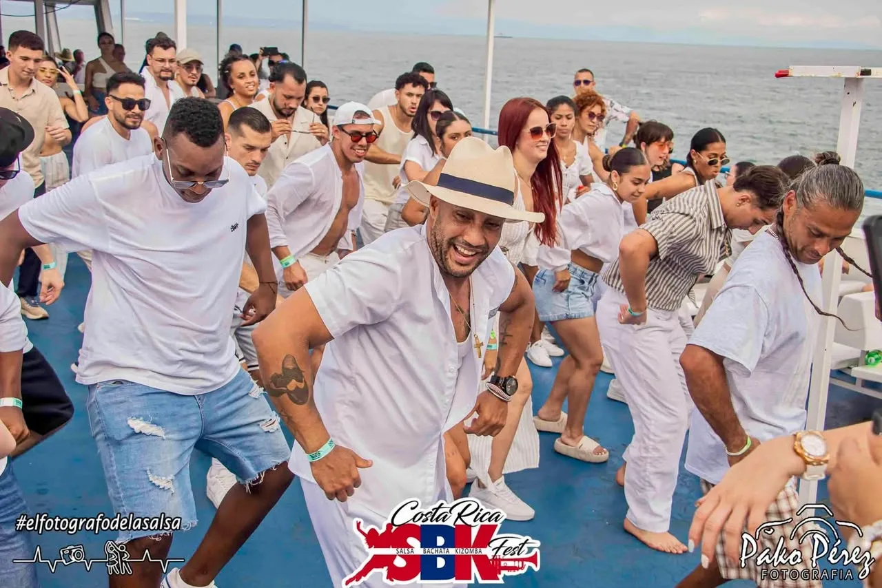 Bailando de blanco en la cubierta del ferri