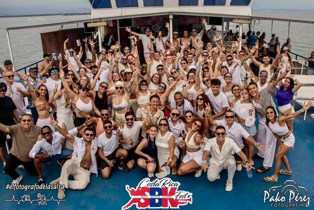 Foto grupal de blanco en el ferri