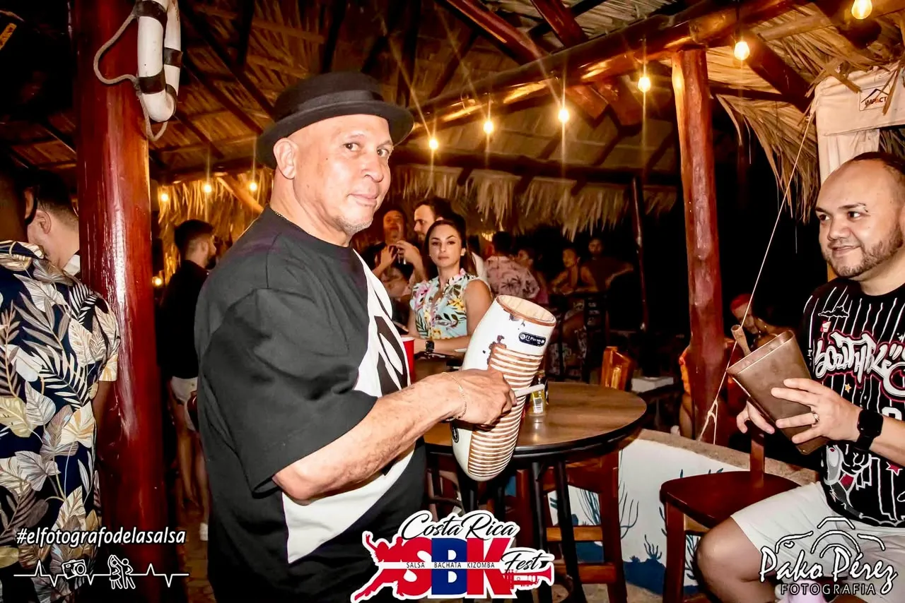 Percusión en vivo bajo el rancho