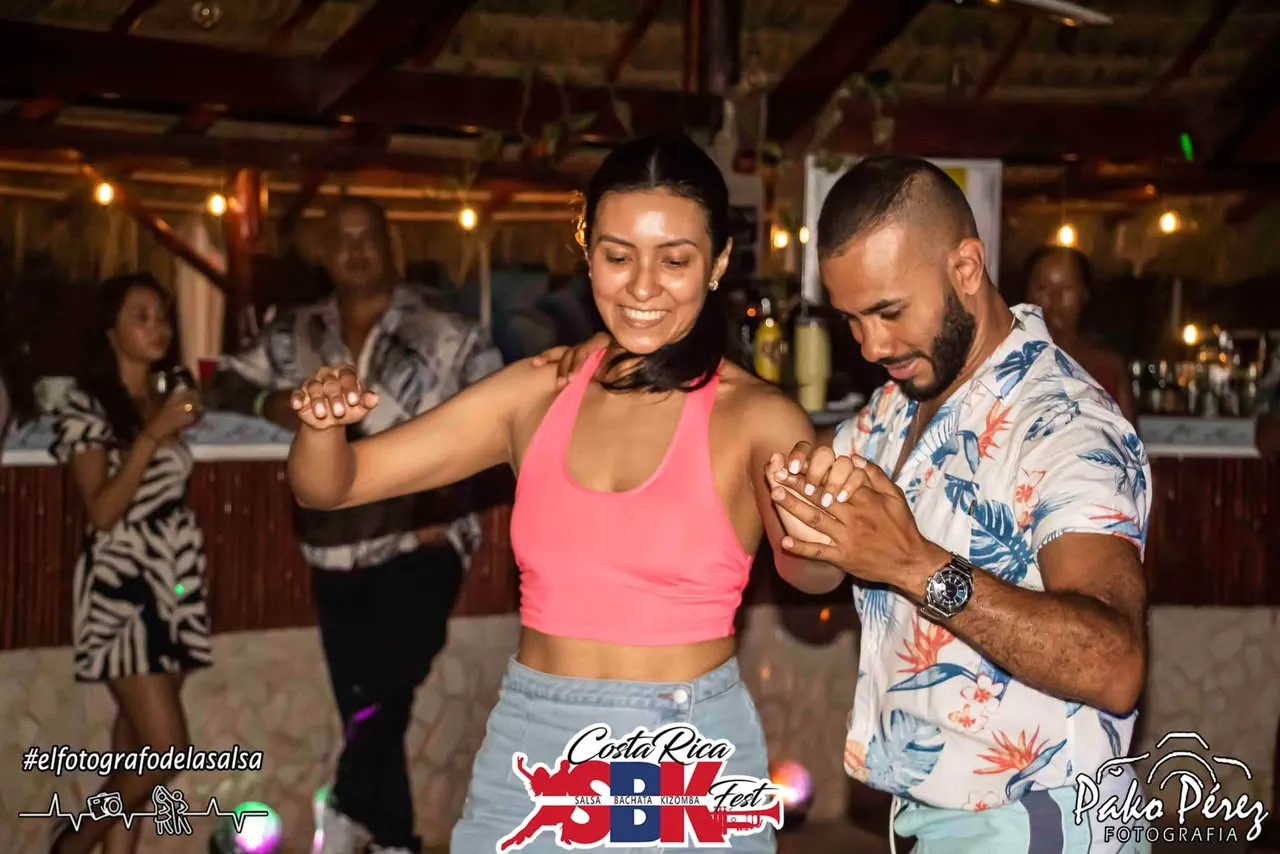 Pareja bailando en el bar